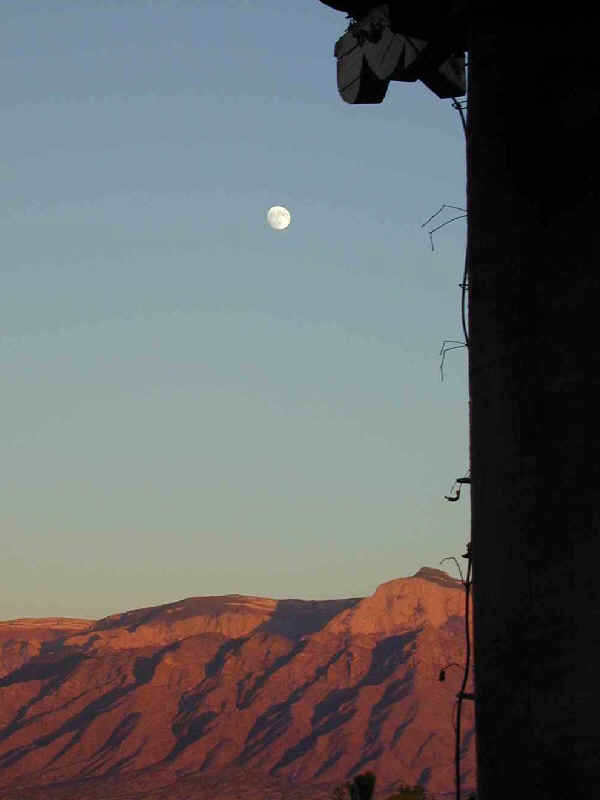 moon_over_sandias.jpg (24742 bytes)