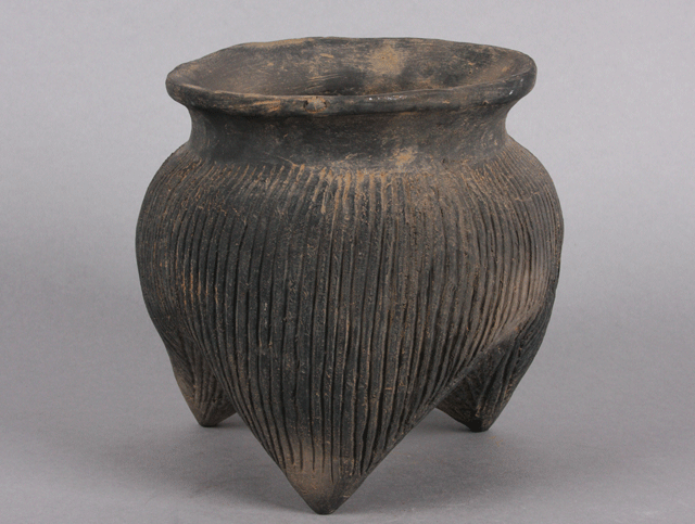 Shang dynasty tripod jar