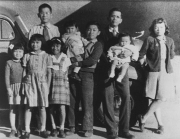 Wing Ong with his children in 1945