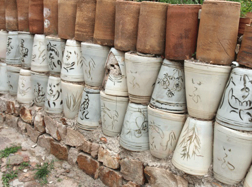 A wall of pots in Chen Lu