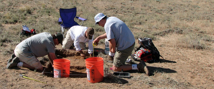 Anthropology Students Excavate Folsom Site [article image]