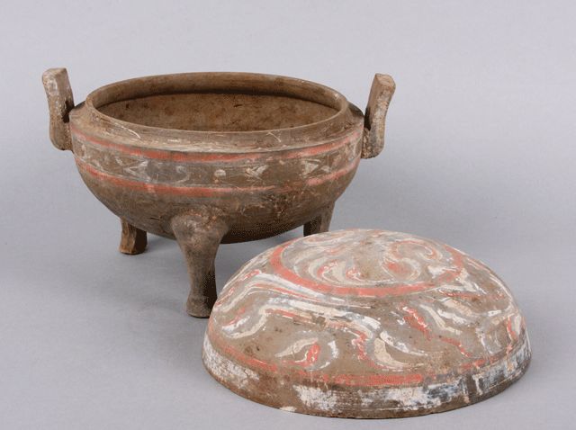 Tripod vessel with cover